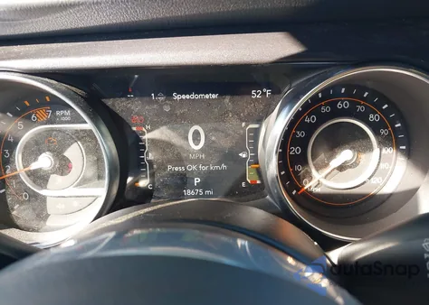 2023 Jeep Wrangler 4-Door Sahara Altitude 4X4 z USA, uszkodzony, nr VIN 1C4HJXEG9PW666649